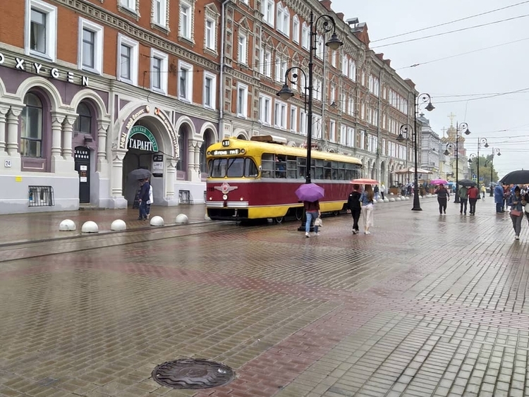 Трамвай РВЗ-6М2 на Рождественской улице