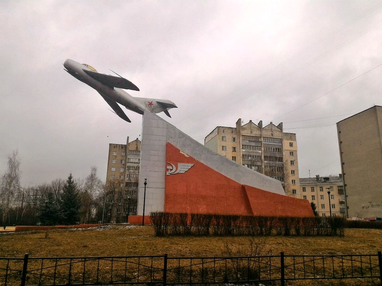 Памятник МиГ-17 в Сквере авиастроителей
