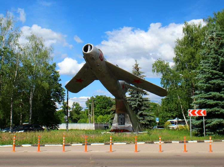 Памятник МиГ-17 в Стригине