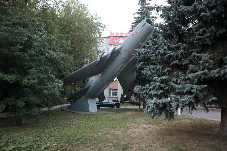 Самолёт-памятник МиГ-19ПМ на ул. Ванеева