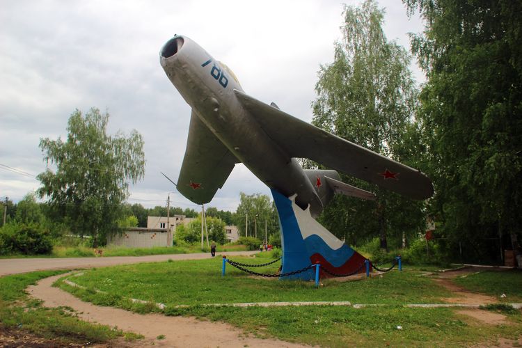 Памятник самолету МиГ-17Ф в Истомино