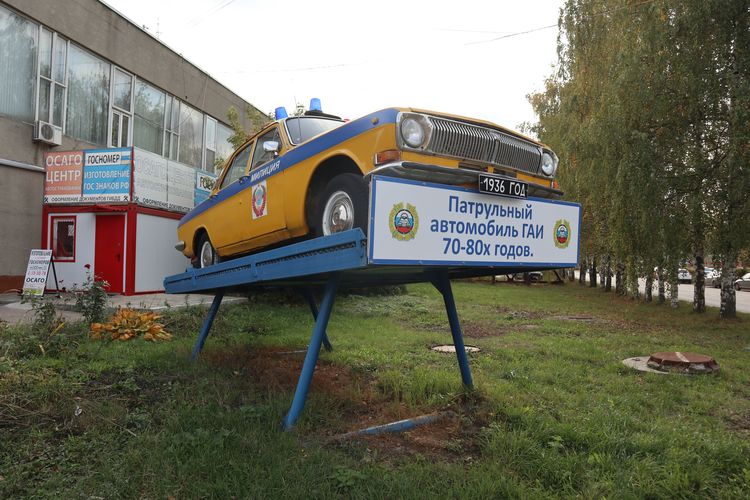 Памятник милицейской машине в Кстове
