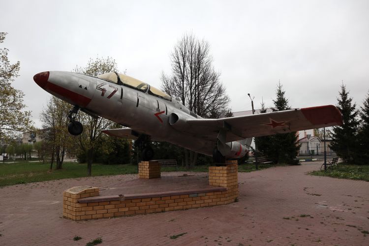 Памятник самолету L-29 Delfin в Сергаче