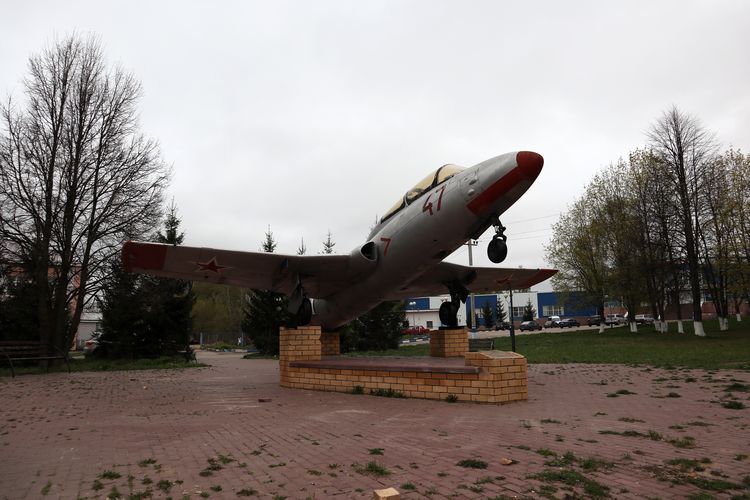 Памятник самолету L-29 Delfin в Сергаче